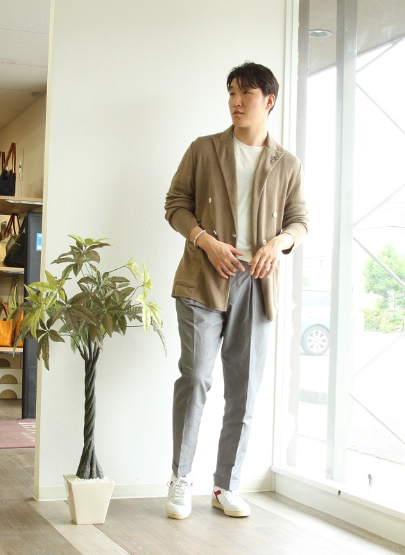 ディアドラ ヘリテージ Diadora Heritage のメンズ レザースニーカー の写真です。ユーズド加工されたローカットシューズ 色はホワイト×レッド モデルは、 MI BASKET ROW USED マイバスケット 