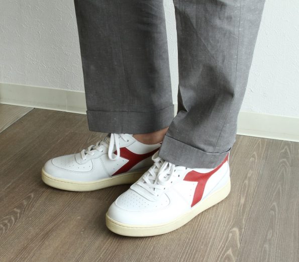 ディアドラ ヘリテージ Diadora Heritage のメンズ レザースニーカー の写真です。ユーズド加工されたローカットシューズ 色はホワイト×レッド モデルは、 MI BASKET ROW USED マイバスケット 