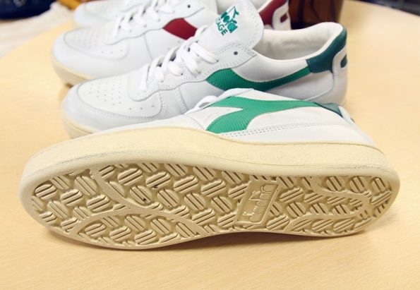 ディアドラ ヘリテージ Diadora Heritage のメンズ レザースニーカー の写真です。ユーズド加工されたローカットシューズ 色は ホワイト×グリーン モデルは、 MI BASKET ROW USED マイバスケットのラバーソールの裏の写真 