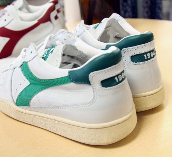 ディアドラ ヘリテージ Diadora Heritage のメンズ レザースニーカー の写真です。ユーズド加工されたローカットシューズ 色は ホワイト×グリーン モデルは、 MI BASKET ROW USED マイバスケットの踵の写真 