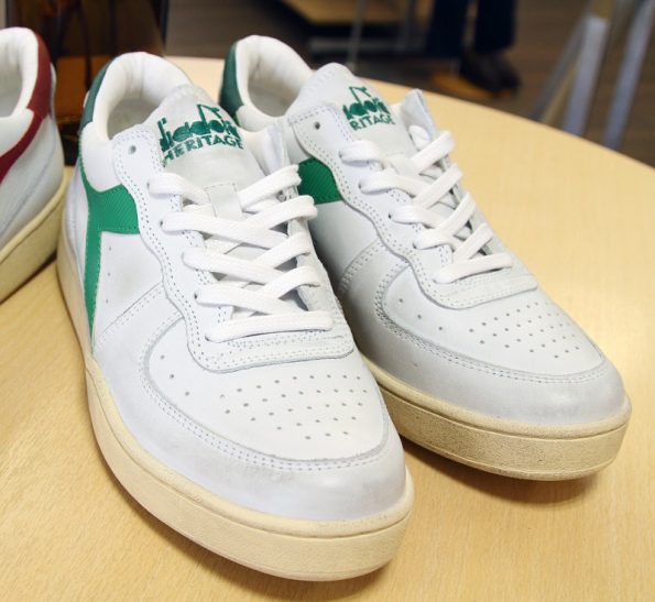 ディアドラ ヘリテージ Diadora Heritage のメンズ レザースニーカー の写真です。ユーズド加工されたローカットシューズ 色は ホワイト×グリーン モデルは、 MI BASKET ROW USED マイバスケット 