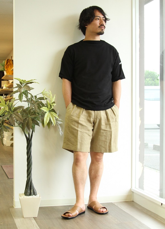 ベルウィッチ BERWICH のツープリーツショーツの写真です メンズでハーフパンツ丈。モデルはSCOTCH SHORT スコッチ ショートです。 リネン生地素材で、色は ベージュ。ウエストはサイドアジャスターです。