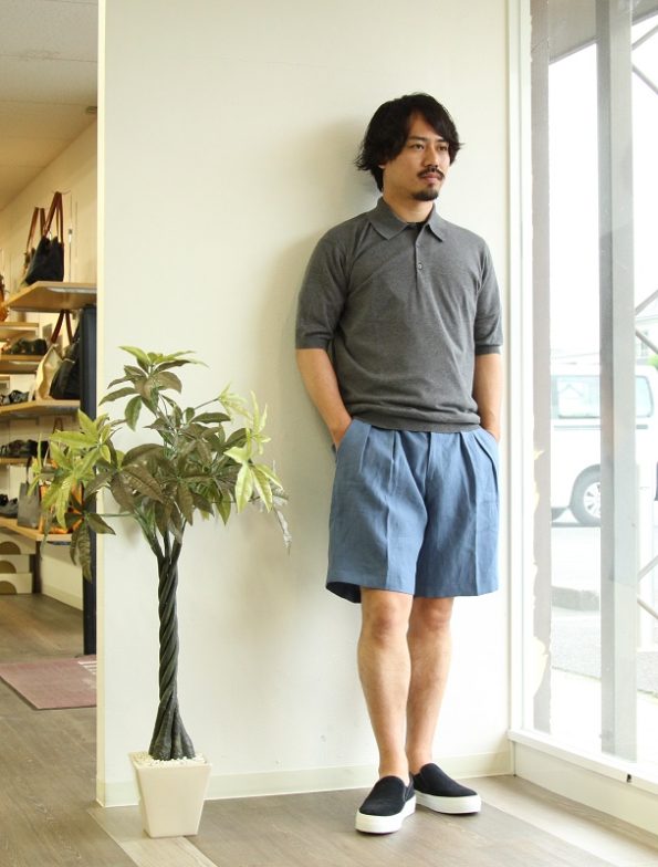 ベルウィッチ BERWICH のツープリーツショーツの写真です メンズでハーフパンツ丈。モデルはSCOTCH SHORT スコッチ ショートです。 リネン生地素材で、色は ブルー。ウエストはサイドアジャスターです。