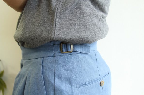 ベルウィッチ BERWICH のツープリーツショーツの写真です メンズでハーフパンツ丈。モデルはSCOTCH SHORT スコッチ ショートです。 リネン生地素材で、色は ブルー。ウエストはサイドアジャスターです。