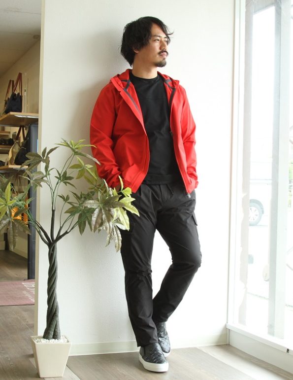 ヘルノ HERNOの変形切り替えデザインの半袖Tシャツの写真です。 メンズ のクルーネックカットソーです。 素材はSUPERFINE COTTON STRETCHと言う、コットンジャージーで、レギュラーフィットです。 色はブラックのコーディネート写真です。