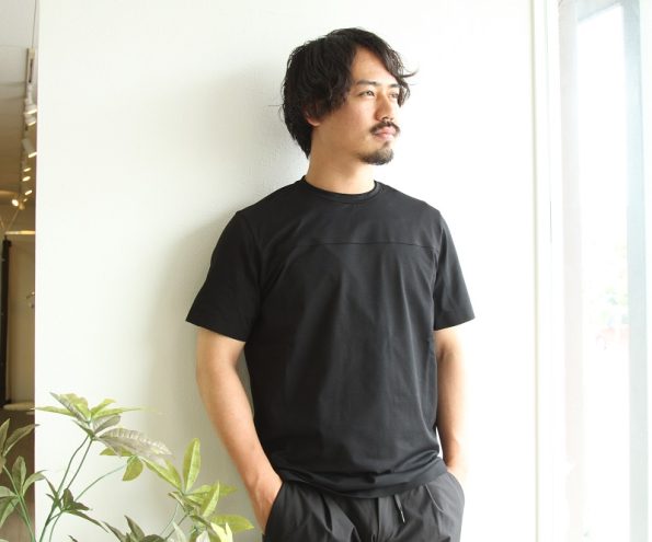 ヘルノ HERNO 半袖Tシャツの写真です。
クルーネックカットソーのカラーはブラック 黒 です。
変形切り替えデザインです。