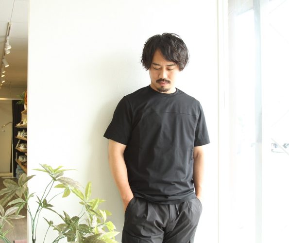 ヘルノ HERNOの変形切り替えデザインの半袖Tシャツの写真です。 メンズ のクルーネックカットソーです。 素材はSUPERFINE COTTON STRETCHと言う、コットンジャージーで、レギュラーフィットです。 色はブラックです。