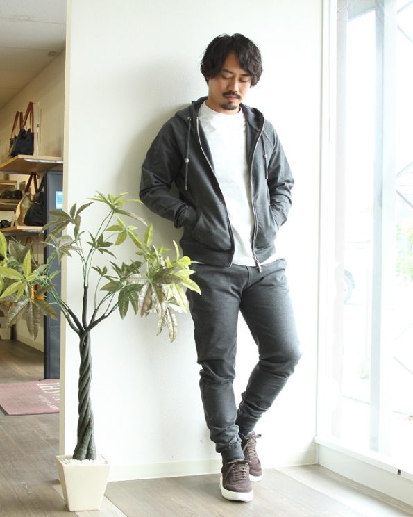 ヘルノ HERNOの変形切り替えデザインの半袖Tシャツの写真です。 メンズ のクルーネックカットソーです。 素材はSUPERFINE COTTON STRETCHと言う、コットンジャージーで、レギュラーフィットです。 色はホワイトとセットアップのコーディネート写真です。