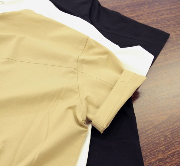 ヘルノ HERNOの変形切り替えデザインの半袖Tシャツの写真です。 メンズ のクルーネックカットソーです。 素材はSUPERFINE COTTON STRETCHと言う、コットンジャージーで、レギュラーフィットです。 色はキャメル、ホワイトと、ブラックです。