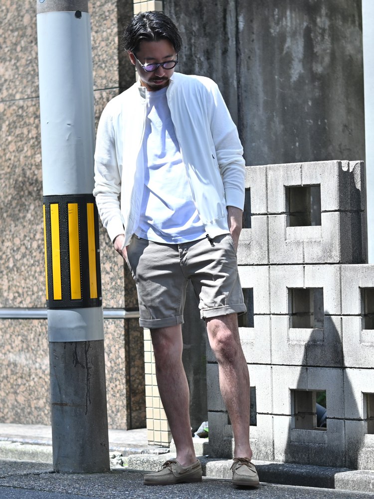 HERNO(ヘルノ)ハイブリッドブルゾンのホワイトカラーを使ったコーディネートです