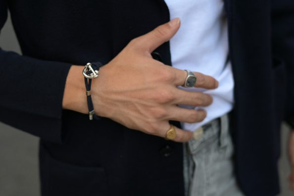 大人の男性のネイビージャケットコーデ