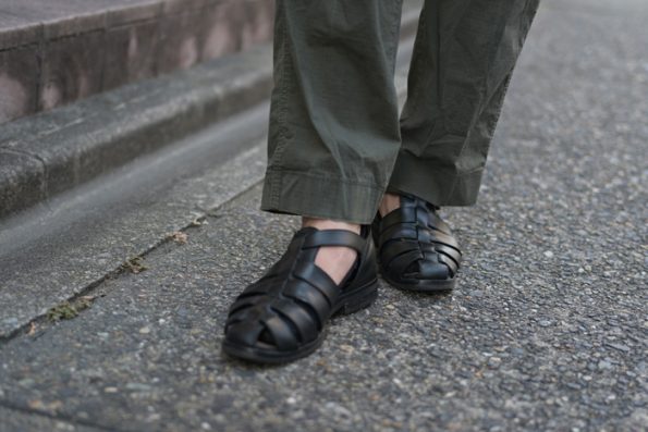 30代40代50代の男性が街で履くレザーサンダル