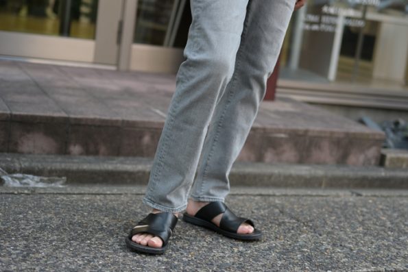 30代40代50代の男性が街で履くレザーサンダルコーデ