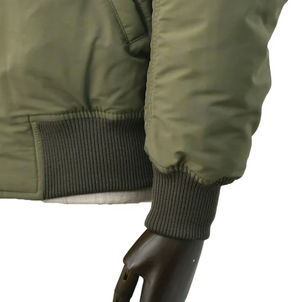 各所からの寒さの侵入を防ぐ暖かなリブ仕様