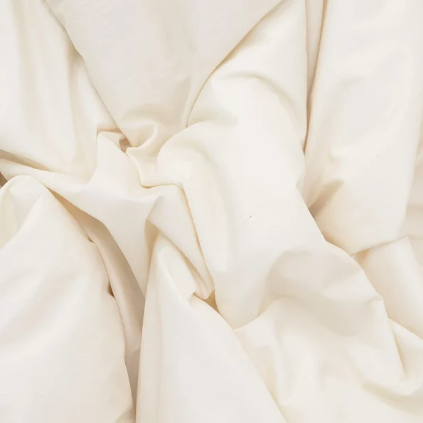 高級ダウンを包み込む軽やかでマットな質感が漂う現代的な素材感