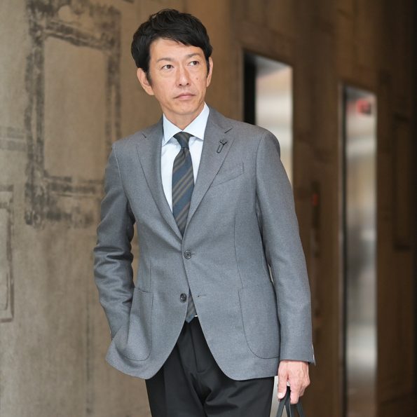 LARDINI / ラルディーニ のウールホップサックジャケットを使ったハイクラスなビジネススタイル