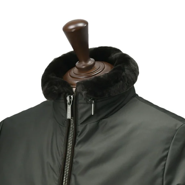 MooRER / ムーレーのボンバージャケットCELOTTI / セロッティのネックにあしらわれた贅沢なエレガントファー