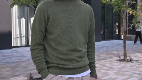 ZANONE\ザノーネのTシャツをインナーにポイント使いしたレイヤードコーデ