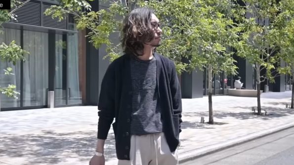 FILIPPO DE LAURENTIIS/フィリッポ・デ・ローレンティスのカーディガンを羽織ったベージュカラーイージードレスパンツの着こなし