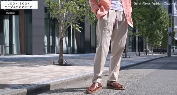 BRIGLIA 1949 / ブリリア のベージュカラーイージードレスパンツとPARABOOT/パラブーツのグルカサンダルの色合わせ