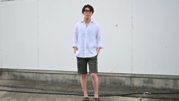 REPLAY / リプレイのカーキカーゴショーツを使ったモノトーンでシックな都会派コーディネート