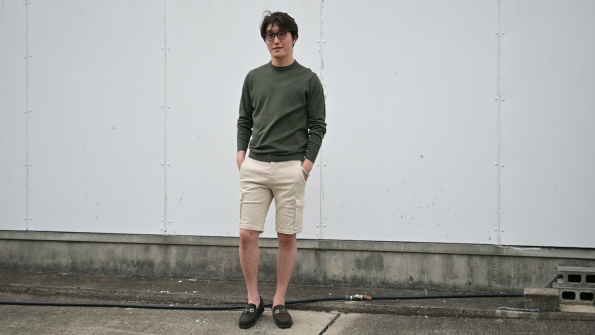 REPLAY / リプレイのカーキカーゴショーツを使ったサファリカラーな都会派コーディネート