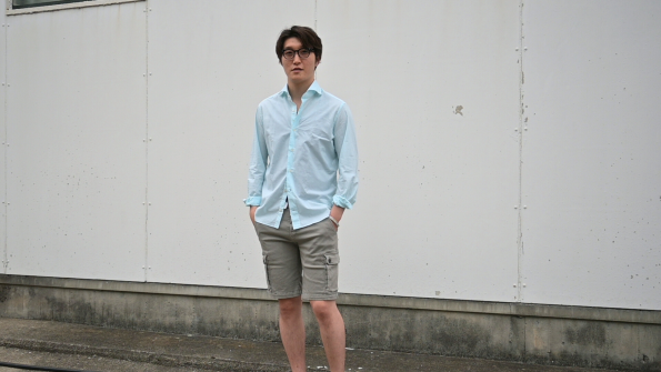 REPLAY / リプレイのグレーカーゴショーツを使ったモノトーンでシックな都会派コーディネート