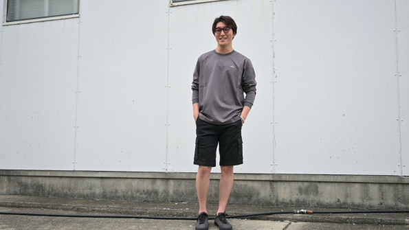 REPLAY / リプレイのブラックカーゴショーツを使ったモノトーンでシックな都会派コーディネート