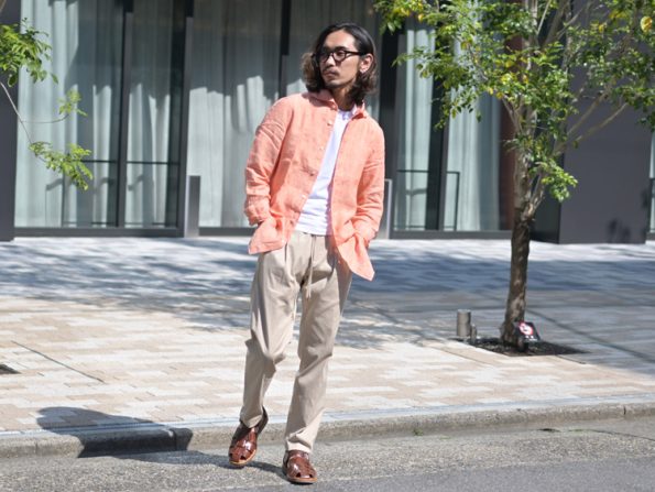 ベージュ イージースラックス メンズコーデ