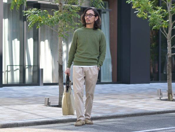 ベージュ イージースラックス メンズコーデ