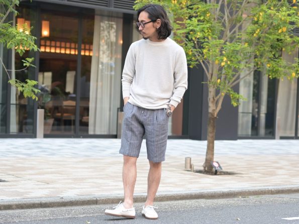 FILIPPO DE LAURENTIIS / フィリッポ・デ・ローレンティスのライトグレーサマーニットとBRIGLIA194 / ブリリアのストライプショーツを合わせた綺麗目リゾートスタイル