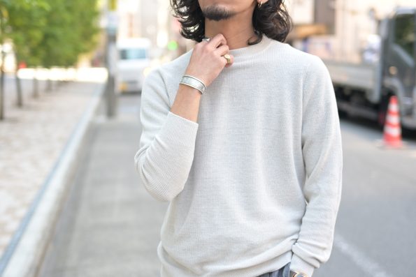 FILIPPO DE LAURENTIIS / フィリッポ・デ・ローレンティスのライトグレーサマーニットの明るい色合い