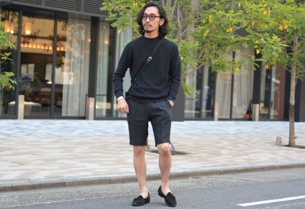 FILIPPO DE LAURENTIIS / フィリッポ・デ・ローレンティスのサマーニットとBERWICH / ベルウィッチのショーツで構築した素材感の異なるオールブラックコーデ