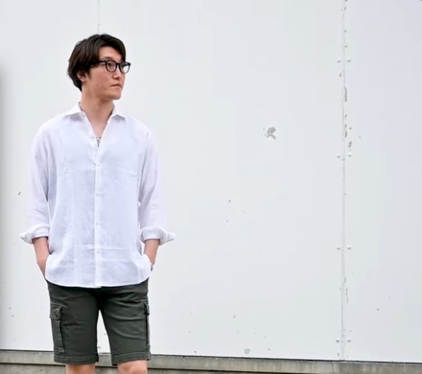 REPLAY / リプレイのカーゴハーフパンツの無骨さを抑えて清涼感を意識した大人サマーコーデ