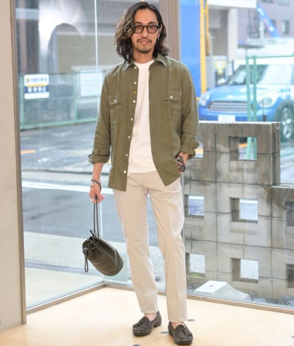 giannetto / ジャンネットのリネンサファリシャツとドレスチノを合わせた品がありナチュラルなミリタリースタイル