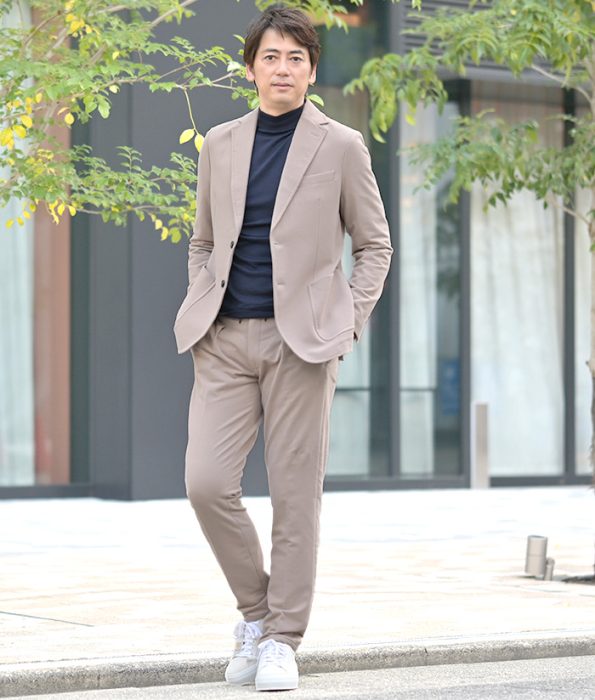 明るめカラーのジャケットを羽織るだけでおしゃれに見える冬の大人ビジネスカジュアルスタイル。
