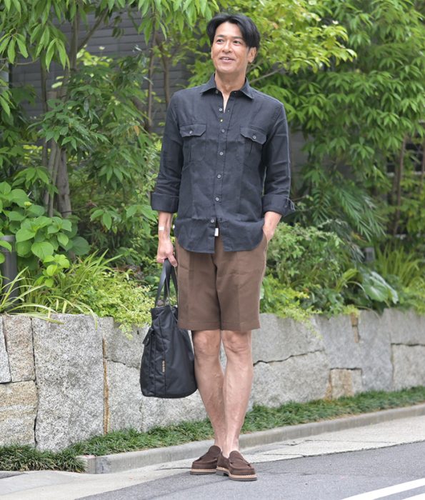 黒リネンシャツとブラウンのハーフパンツを合わせた子供っぽく見せない大人の夏カジュアルコーデ