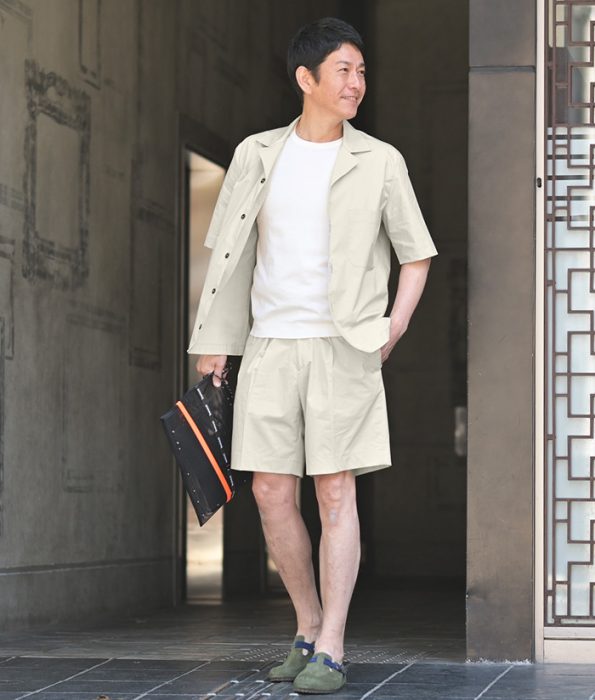 40代50代メンズのベージュ半袖シャツとショーツの夏コーデ