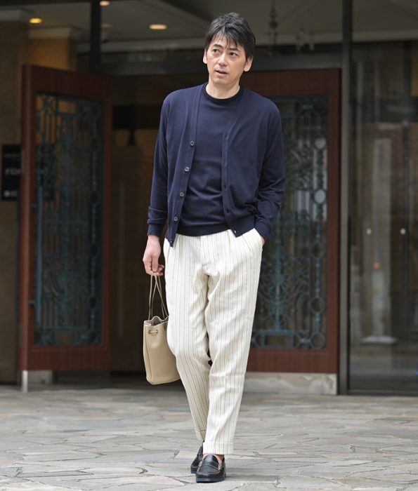 40代50代メンズのネイビーカーディガンと白パンツの大人カジュアルコーデ