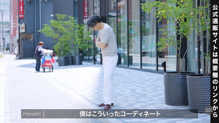 ラバーサンダルではなく上品な高級レザーサンダルを合わせることで大人っぽく仕上げたスタイリング