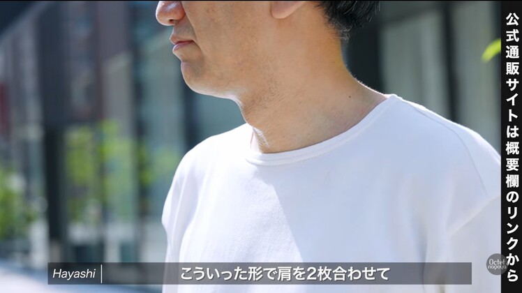 大人が1枚で品よくスマートに着こなせるように設計された上品なクルーネックの襟元