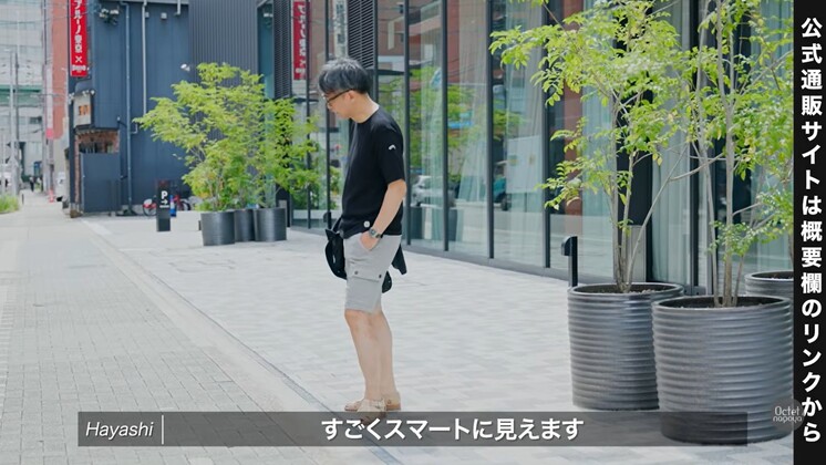 グレーのハーフチノショーツにブラックの長袖シャツを合わせたスマートな夏のメンズスタイル