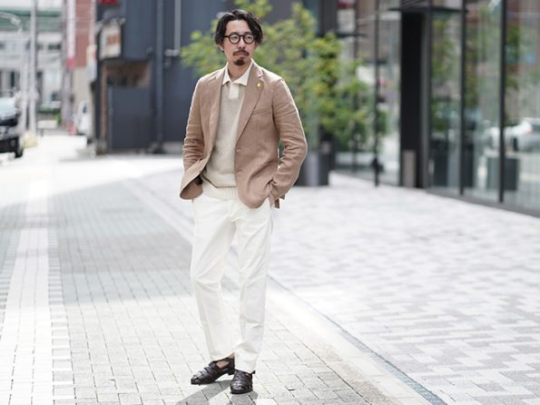 GIANNETTO(ジャンネット)のブラウンシャツジャケットにINCOTEX(インコテックス)の白チノスラックスとPARABOOT(パラブーツ)のサンダルを合わせた30代40代50代大人の春夏メンズコーディネート