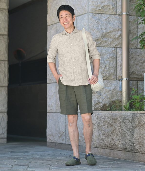 ベージュ柄シャツにベルウィッチのオリーブショートパンツ（ショーツ）を合わせた夏のメンズリゾートコーデ