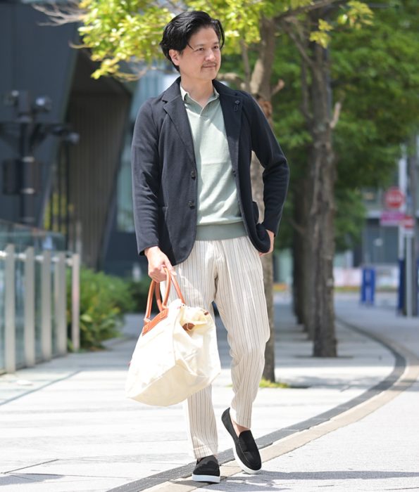 ネイビージャケットと淡いグリーンニットにベルウィッチのストライプ柄パンツを合わせた春夏メンズカジュアルコーデ