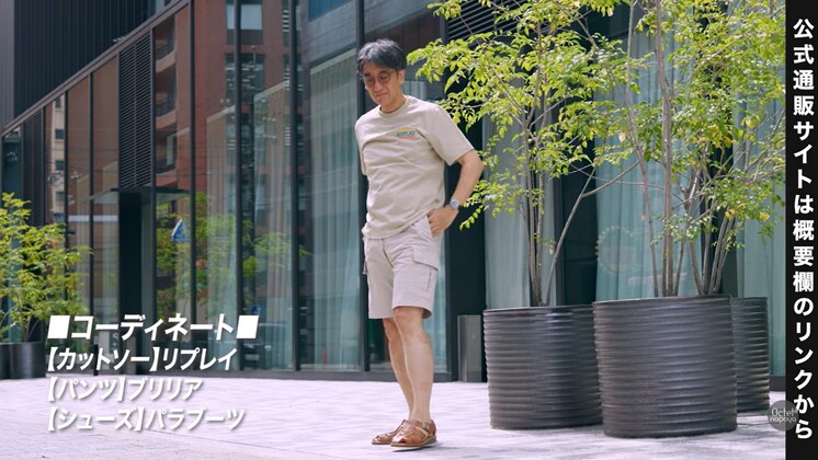 リプレイのプリントTシャツにショートパンツとレザーサンダルを合わせた夏スタイル