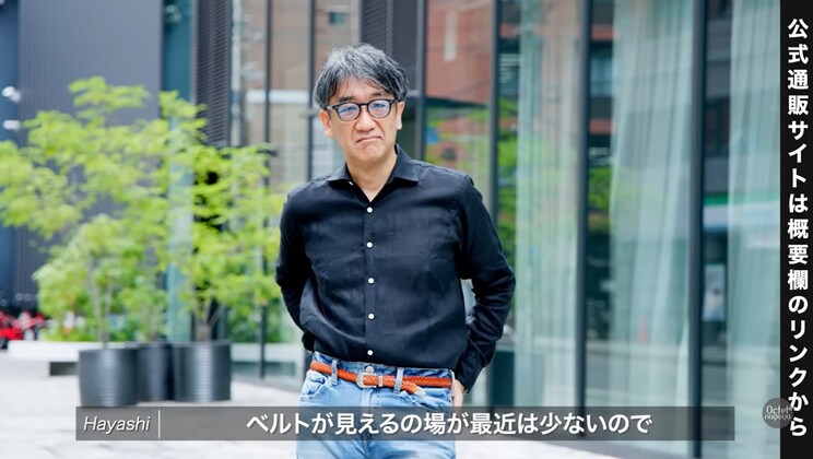 モノトーンでまとめたリネンシャツとスニーカーのキレイめ休日スタイル