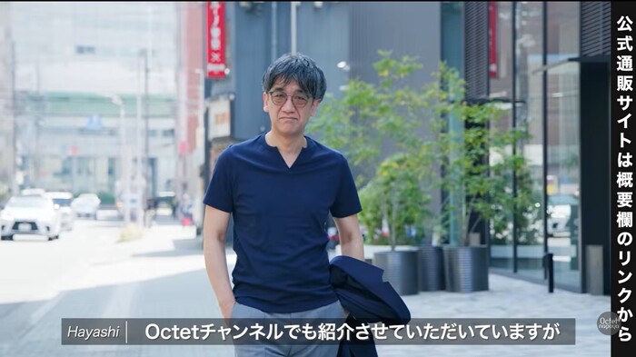 カーキのスキッパーニットポロシャツにホワイトデニムを合わせたメンズ夏コーディネート