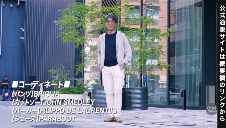 柔らかいトーンのニットとオフホワイトカーゴパンツの組み合わせコーデ
