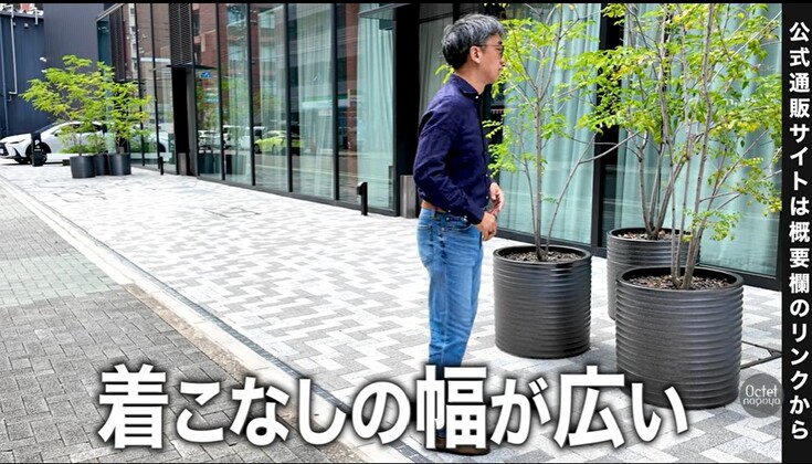 ライトブルーデニムにオフホワイトやベージュのトップスを合わせた爽やかな淡色スタイル